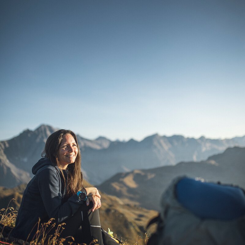 Hiker at the top of the mountain, mountain landscape in the background | © Kottersteger Manuel - TV Antholzertal