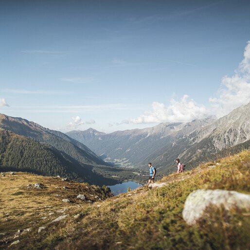 Hike with a view of the Lake Antholz | © Kottersteger Manuel - TV Antholzertal