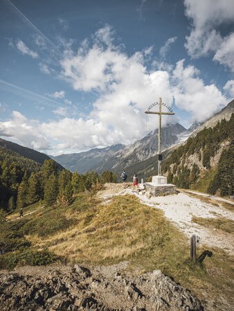 Summit cross, view of the Antholzertal | © Kottersteger Manuel - TV Antholzertal
