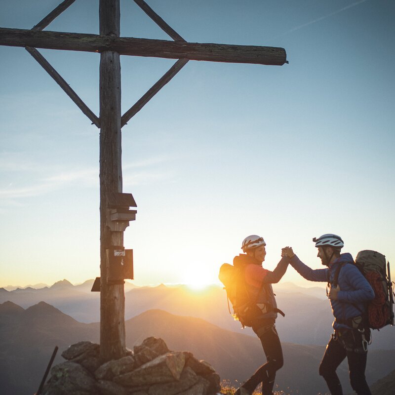 Sonnenaufgang, Gipfelkreuz, Bergwanderung | © Kottersteger Manuel - TV Antholzertal