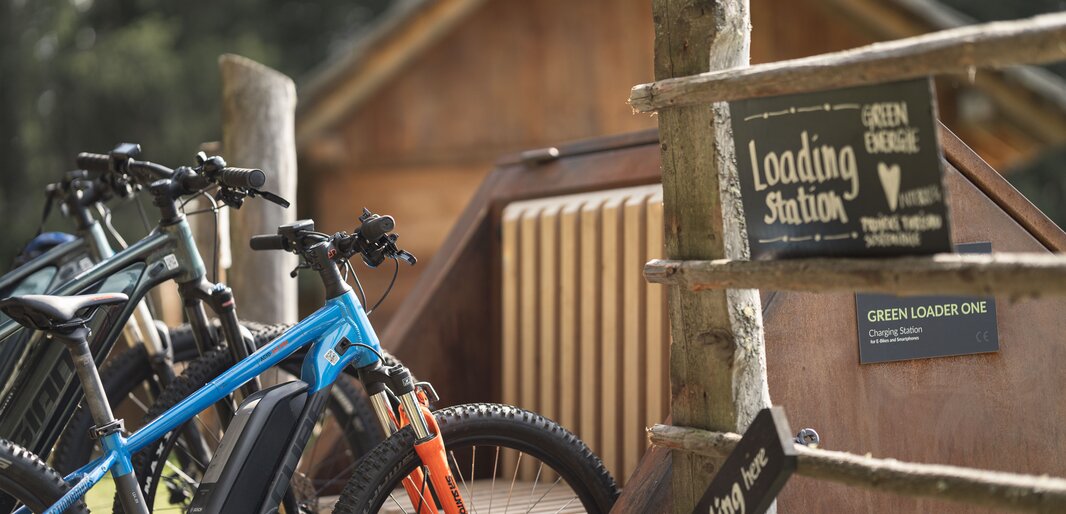 Aufladen, E-MTB, Hochrautalm | © Konistudios
