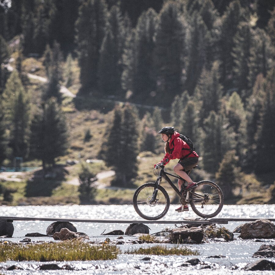 Mountainbiking near the lake | © Manuel Kottersteger