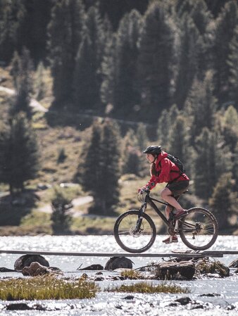 Mountainbiking near the lake | © Manuel Kottersteger