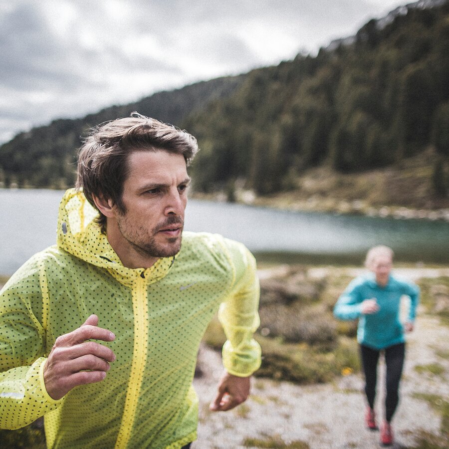 Jogging near the lake | © Manuel Kottersteger