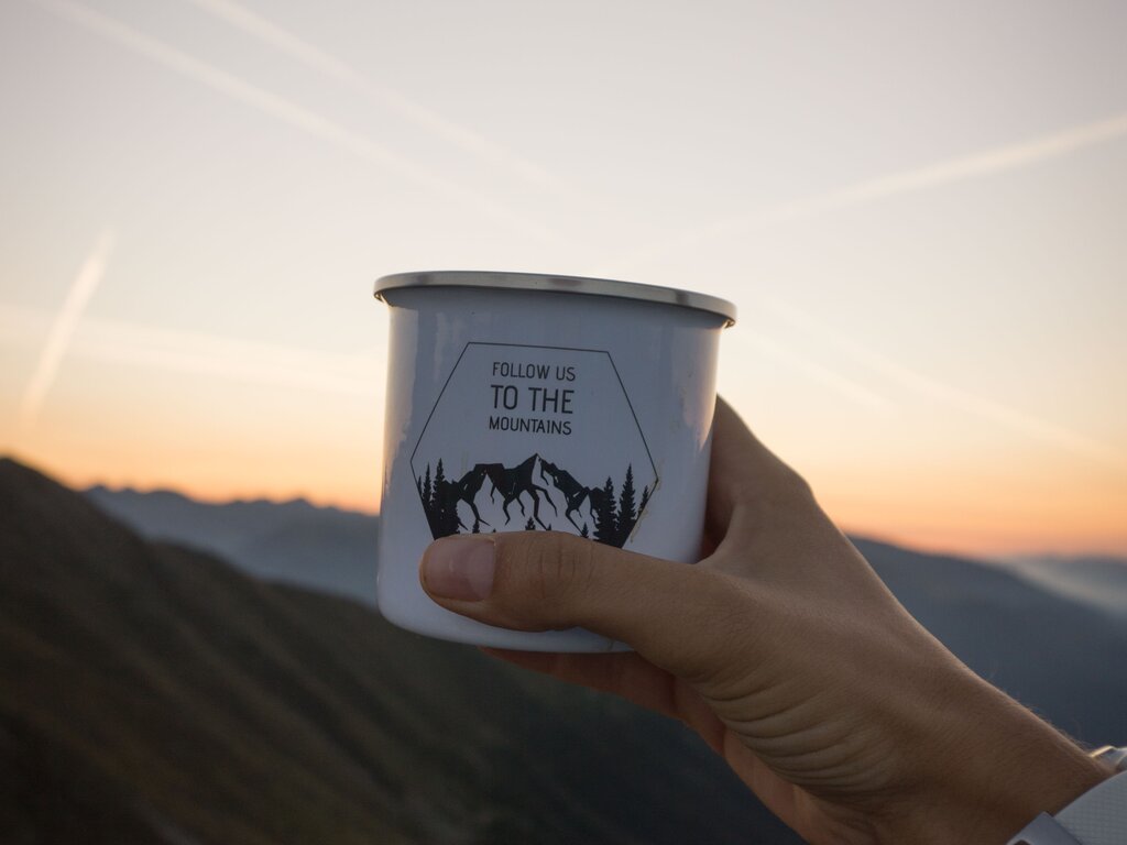 Tazza con iscrizione "Follow us to the mountains" | © Notdurfter Anna - TV Antholzertal