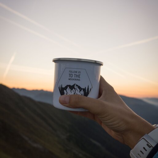 Tazza con iscrizione "Follow us to the mountains" | © Notdurfter Anna - TV Antholzertal