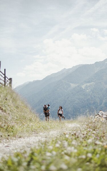 Familie beim Wandern | © Kottersteger Manuel - TV Antholzertal