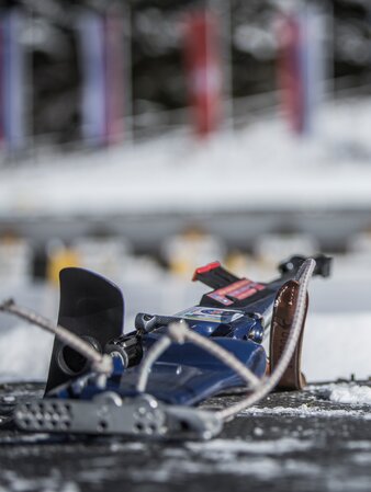 Biathlon rifle in the stadium | © Manuel Kottersteger