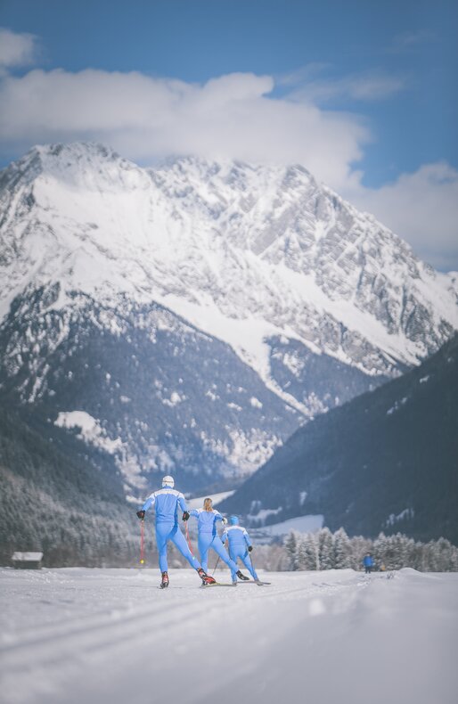 Cross-country skate skiing in winter landscape | © Manuel Kottersteger
