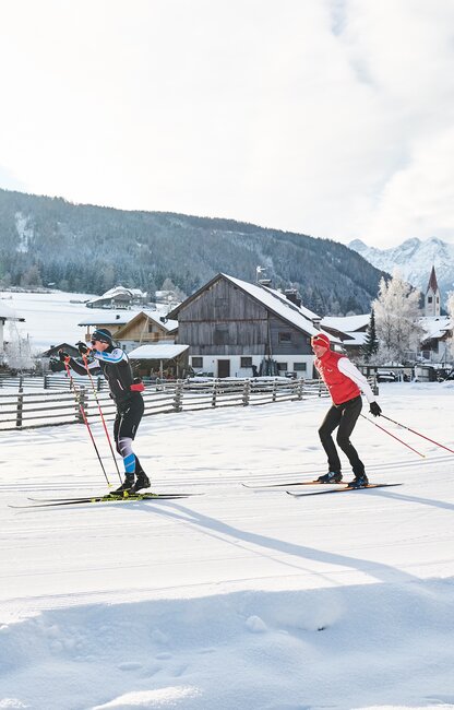 Cross-country skiers in winter landscape | © Marco Felgenhauer