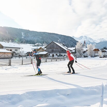 Cross-country skiers in winter landscape | © Marco Felgenhauer