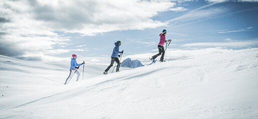 Snowshoeing in winter landscape | © Manuel Kottersteger