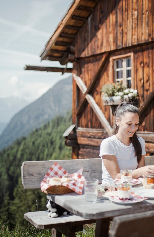 Familie beim Almfrühstück | © Manuel Kottersteger