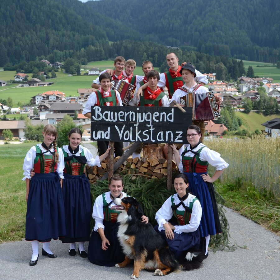 Donne e uomini in abito tradizionale | © Volkstanzgruppe Oberrasen
