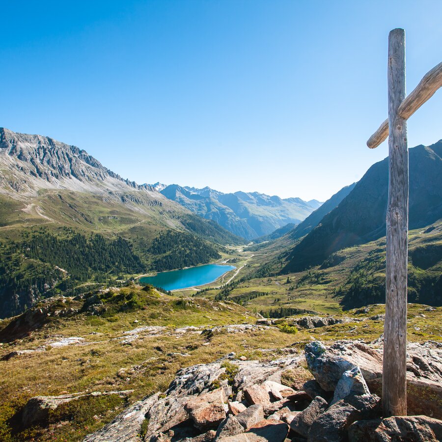 Summit cross, view of the lake, mountain landscape | © Roter Rucksack