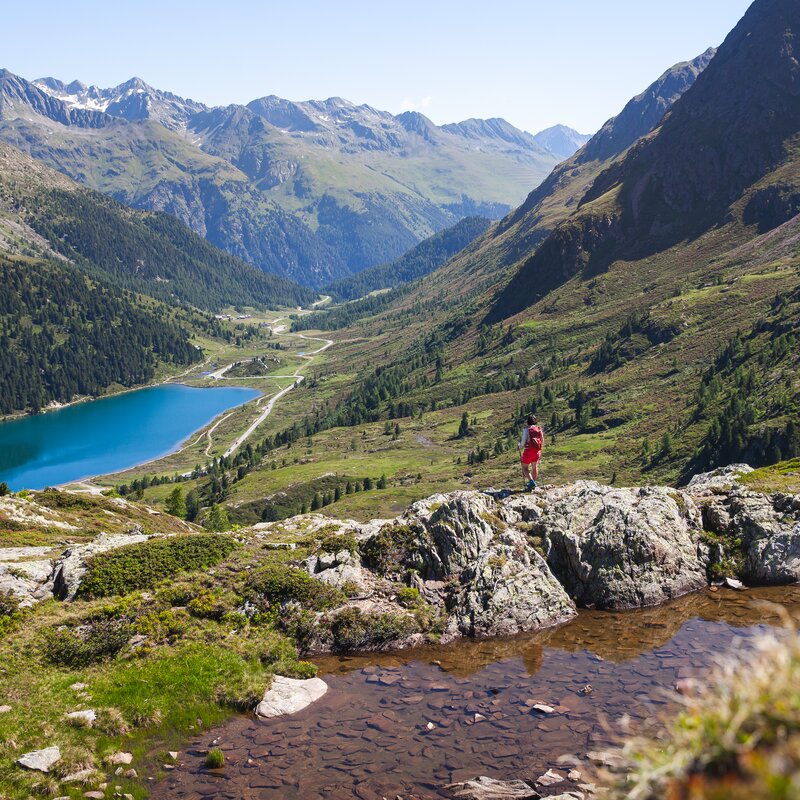 Vista sul lago, paesaggio di montagna, escursionista | © Roter Rucksack