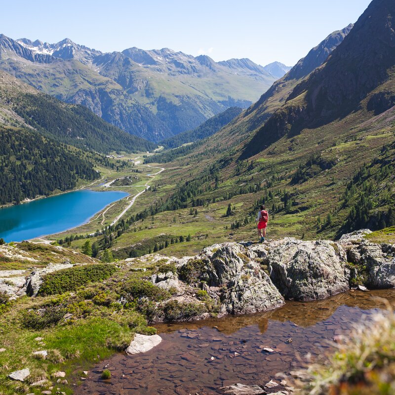 View at the lake, mountain landscape, hiker | © Roter Rucksack