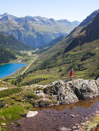 Blick auf den See, Berglandschaft, Wanderer | © Roter Rucksack