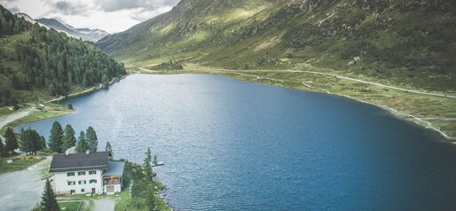 View of the lake, alpine inn, mountain landscape | © Kottersteger Manuel