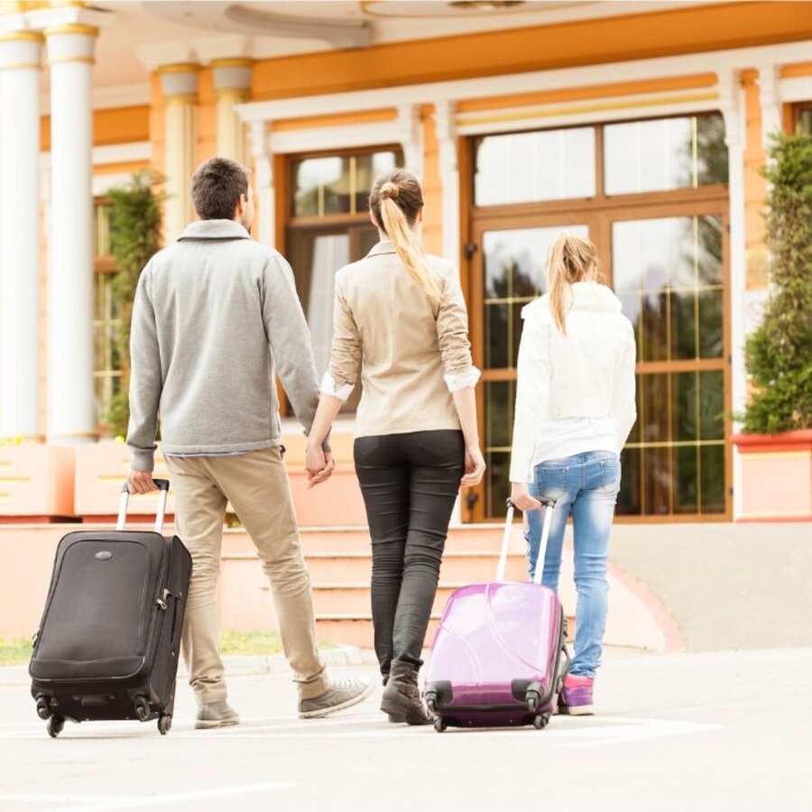 Family on arrival, accommodation | © Canva