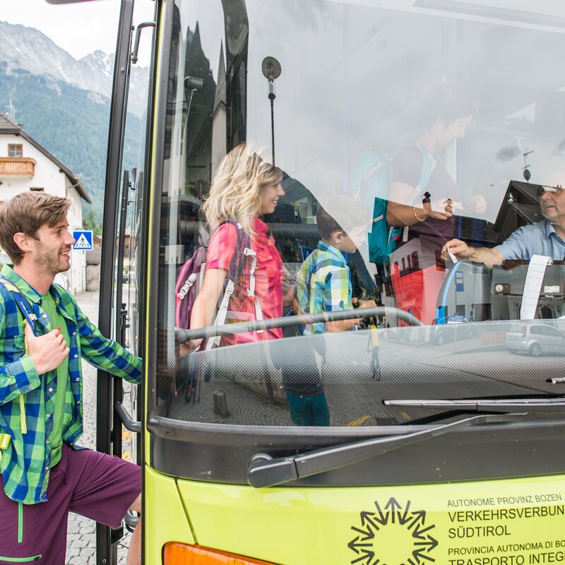 Family gets on bus, village | © Wisthaler Harald