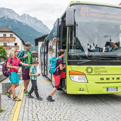 Famiglia sale sull'autobus, paese | © Wisthaler Harald