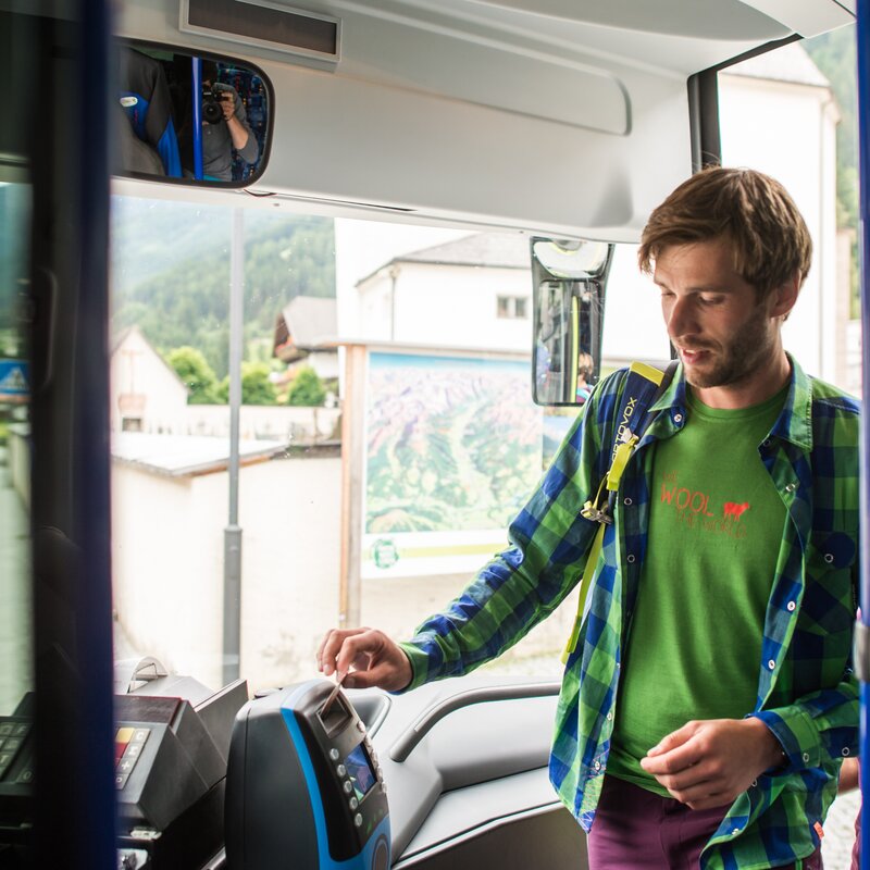 Familie steigt in Bus ein, Dorf | © Wisthaler Harald