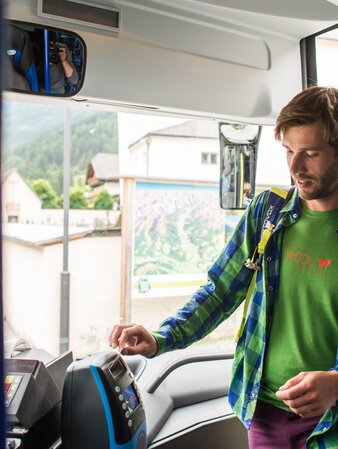 Famiglia sale sull'autobus, paese | © Wisthaler Harald