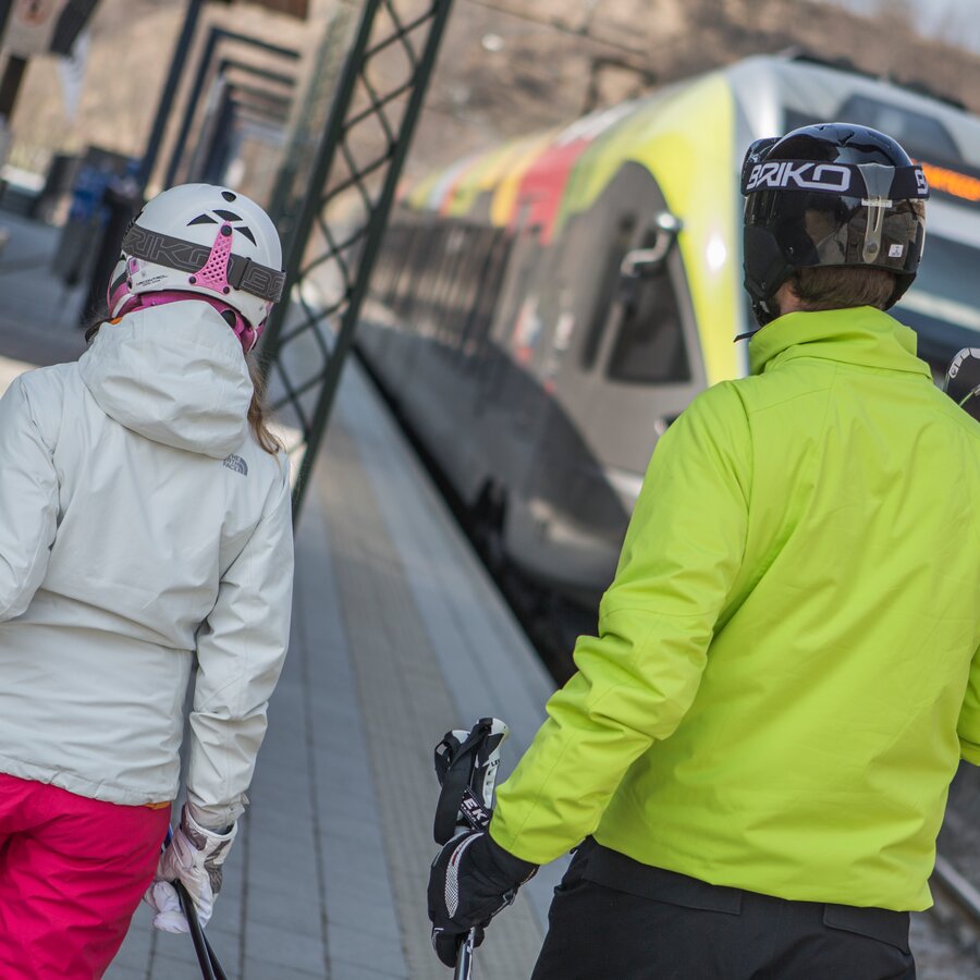 Skiing, guests waiting at the train station | © TVB Kronplatz - Kottersteger Manuel