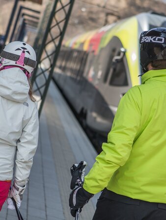 Sci, ospiti in attesa alla stazione del treno | © TVB Kronplatz - Kottersteger Manuel