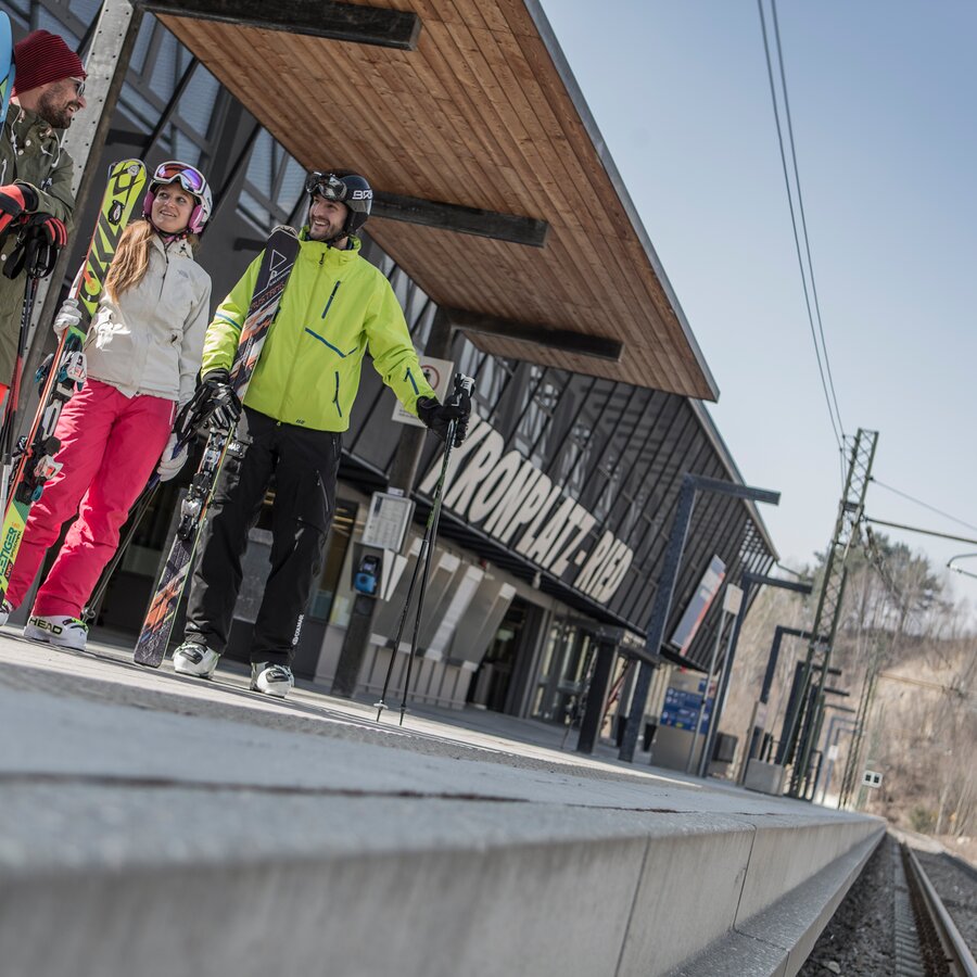 Skiing, guests waiting at the train station | © TVB Kronplatz - Kottersteger Manuel