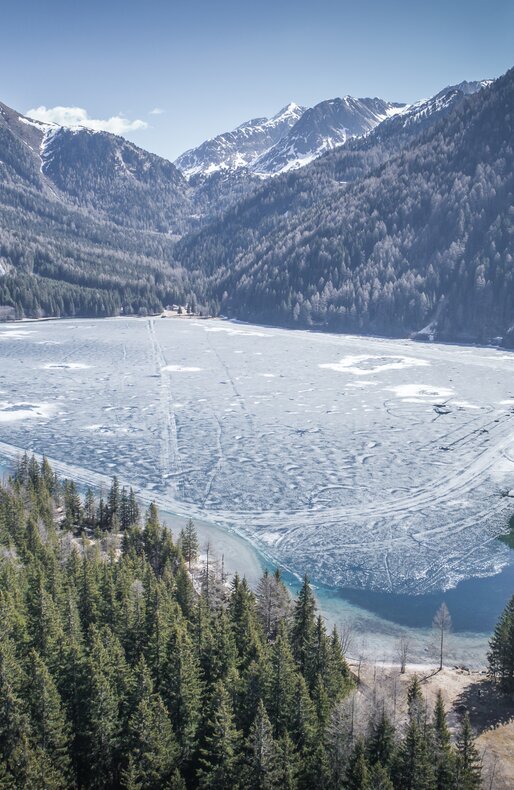 Lago ghiacciato, sfondo di montagna | © Kottersteger Manuel - TV Antholzertal