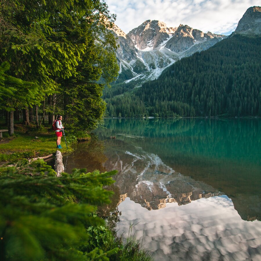 Lago, escursionista, sfondo di montagna | © Roter Rucksack