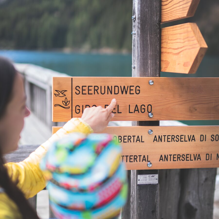 Lake, family, hiking sign | © Notdurfter Anna
