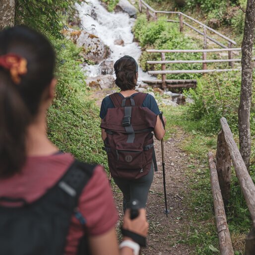 Waterfall, hikers | © Notdurfter Anna - TV Antholzertal