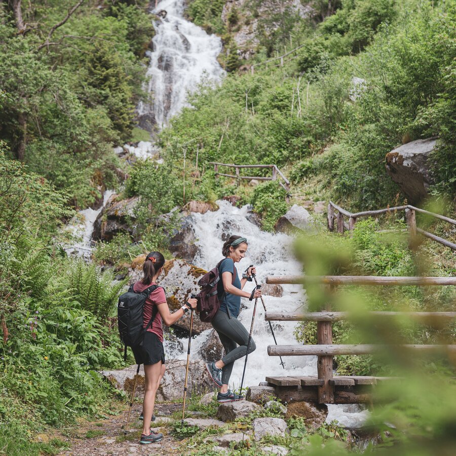 Wasserfall, Wanderer | © Notdurfter Anna - TV Antholzertal