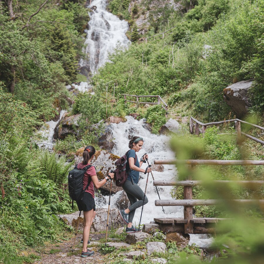 Waterfall, hikers | © Notdurfter Anna - TV Antholzertal