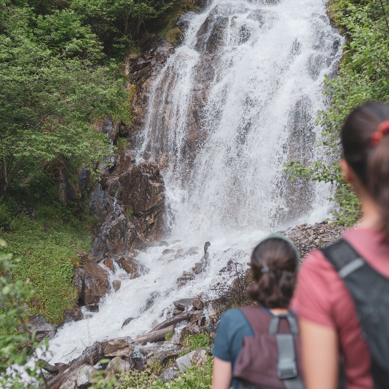 Waterfall, hikers | © Notdurfter Anna - TV Antholzertal