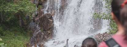 Cascata, escursionisti | © Notdurfter Anna - TV Antholzertal