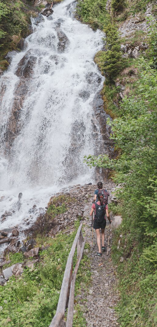 Waterfall, hikers | © Notdurfter Anna - TV Antholzertal