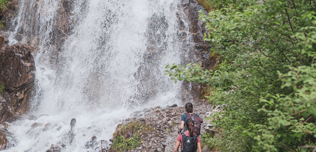 Waterfall, hikers | © Notdurfter Anna - TV Antholzertal