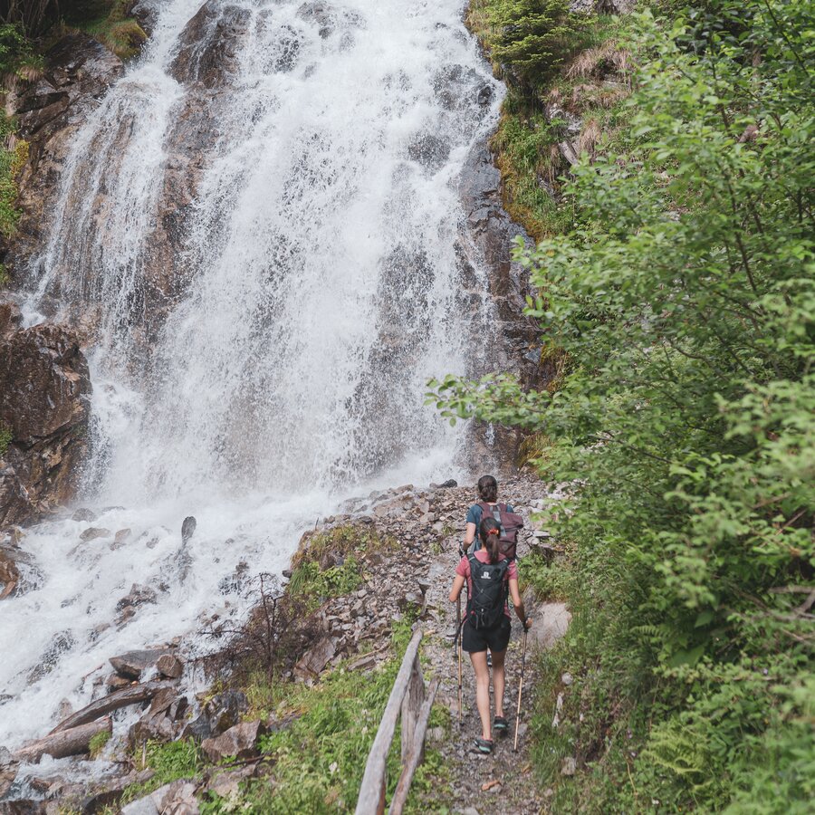 Wasserfall, Wanderer | © Notdurfter Anna - TV Antholzertal