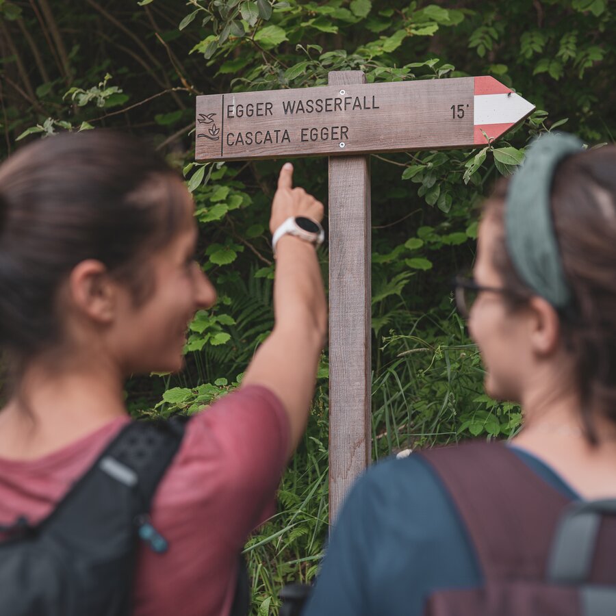 Escursionisti indicano il cartello escursionistico | © Notdurfter Anna - TV Antholzertal