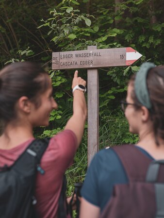 Wanderer zeigen auf Wanderschild | © Notdurfter Anna - TV Antholzertal