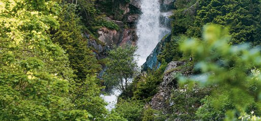 Waterfall, hikers | © Notdurfter Anna - TV Antholzertal