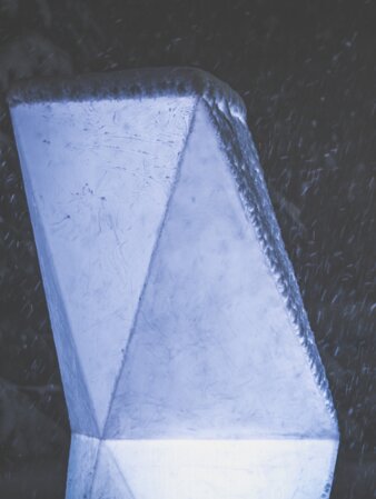 Sculpture to represent glacier recession, night | © Kottersteger Manuel