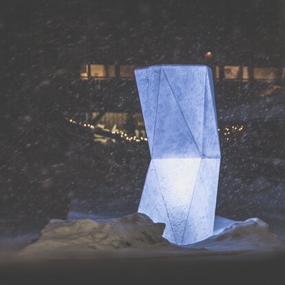 Sculpture to represent glacier recession, night | © Kottersteger Manuel