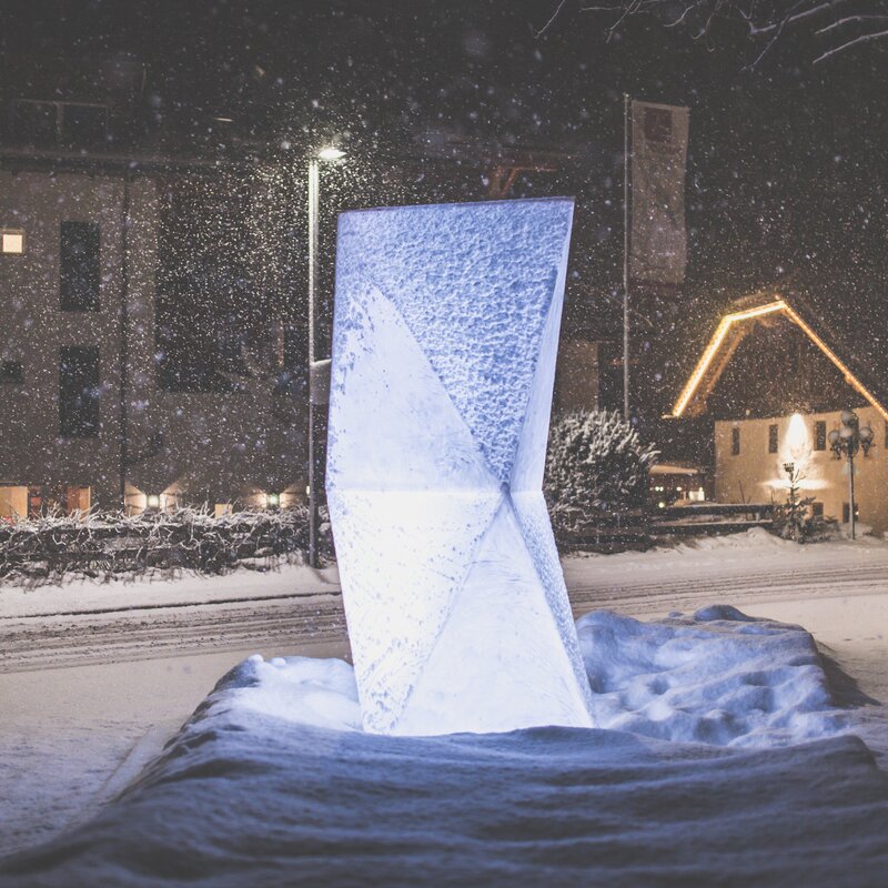 Sculpture to represent glacier recession, night | © Kottersteger Manuel