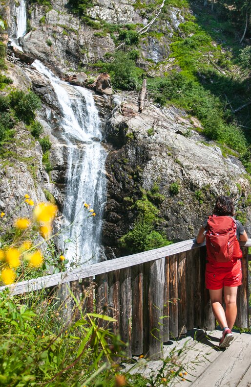 Wasserfall, Wanderer | © Roter Rucksack