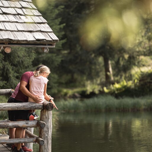 Father shows children the pond | © Konistudios